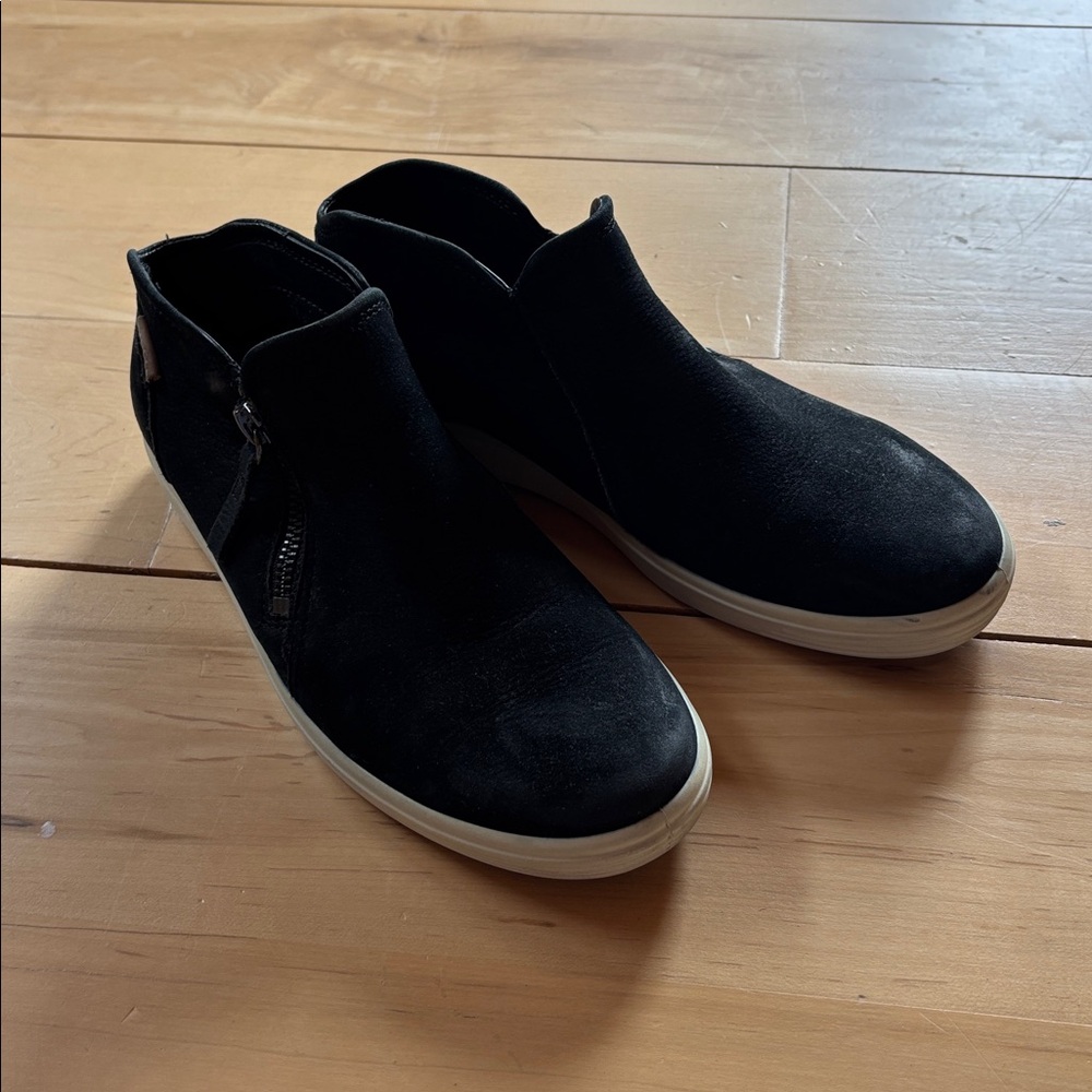 Ecco Black Ankle tennis shoes with White Soles-Reposhing too big for me - Picture 3 of 9